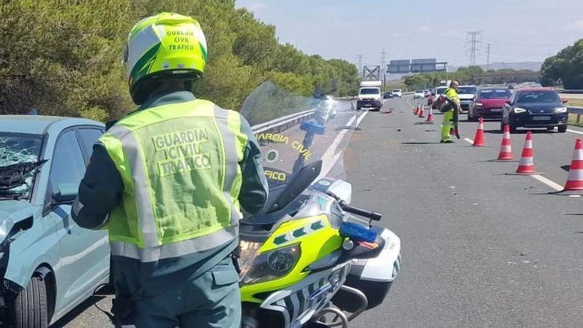 La Guardia Civil de Tráfico en un accidente