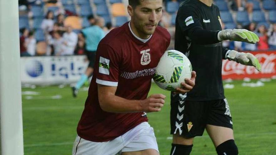 Bonilla tras anotar su sexto penalti ante el Murcia. // Rafa Vázquez