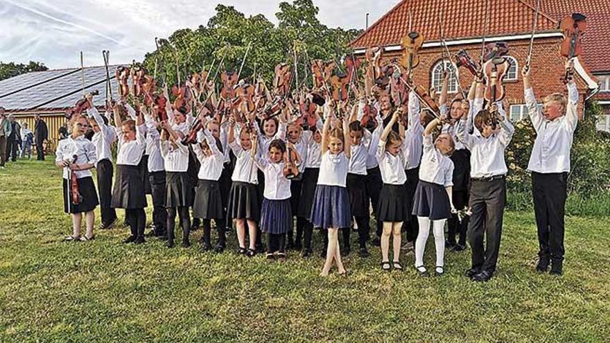 Foto de familia de los integrantes de la orquesta de jÃ³venes que visita estos dÃ­as Mallorca.