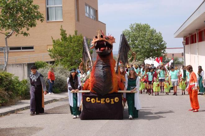 GALERÍA | Así ha sido el desfile de San Jorge del colegio San Antonio de Cáceres