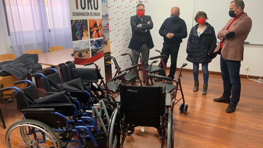 La DO Toro dona sillas de ruedas y alimentos para Cruz Roja y Cáritas - La  Opinión de Zamora