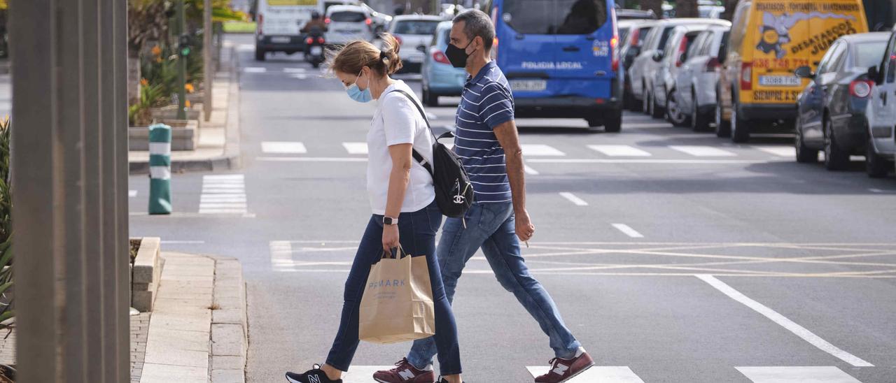 Dos personas pasean por el centro de Santa Cruz de Tenerife.