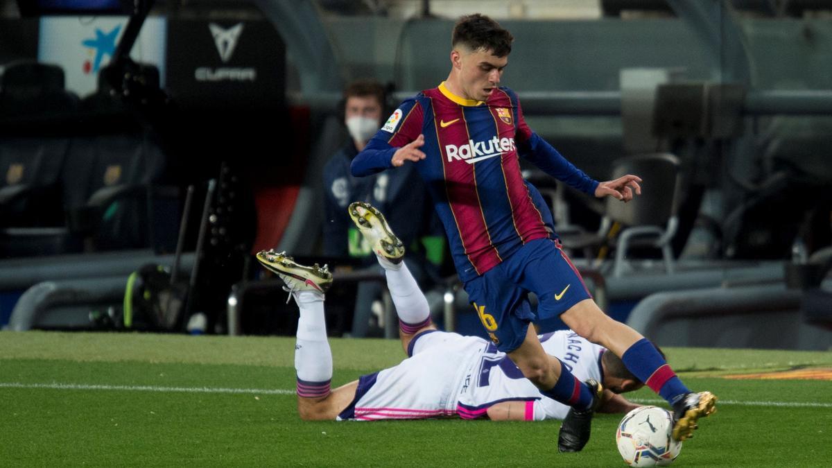 Pedri se lleva un balón tras desbordar a Nacho.