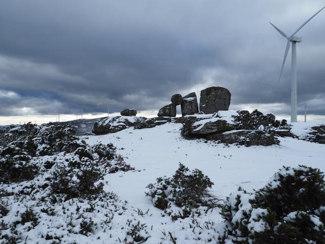 El manto de nieve en el monte do Seixo, el pico más alto de la sierra de O Cando