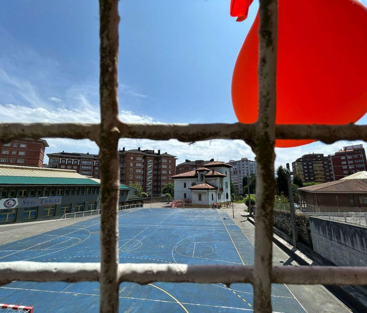 Patio vacío del colegio Santo Tomás de Avilés. | CHRISTIAN GARCÍA