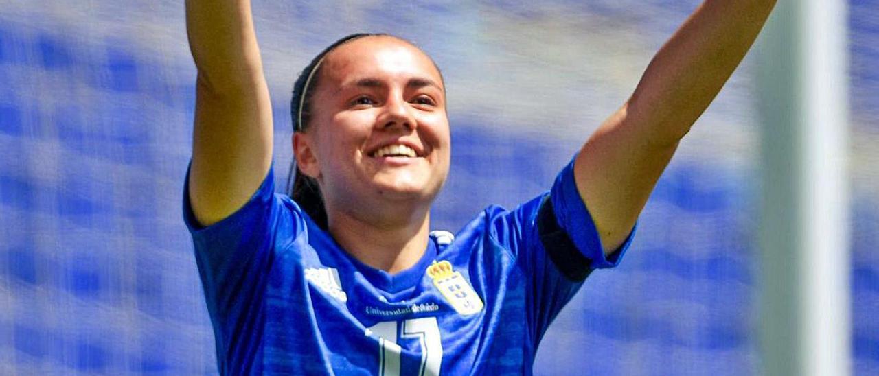 Laurina celebra uno de los dos goles que marcó el domingo en el Carlos Tartiere. |