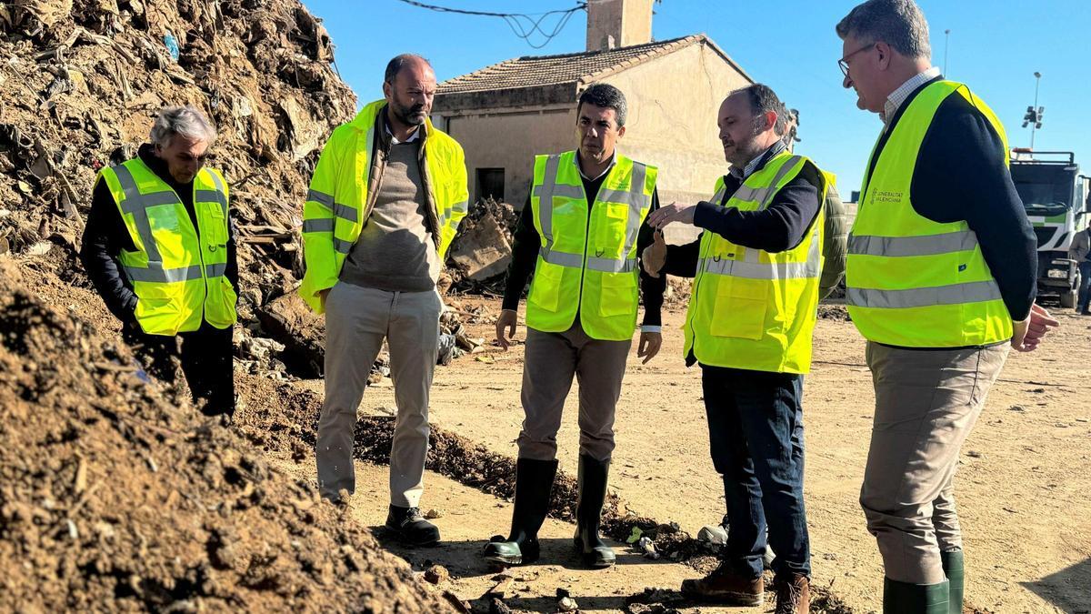 Mazón y, a la derecha de la imagen, el conseller Martínez Mus, en la zona cero de la dana.