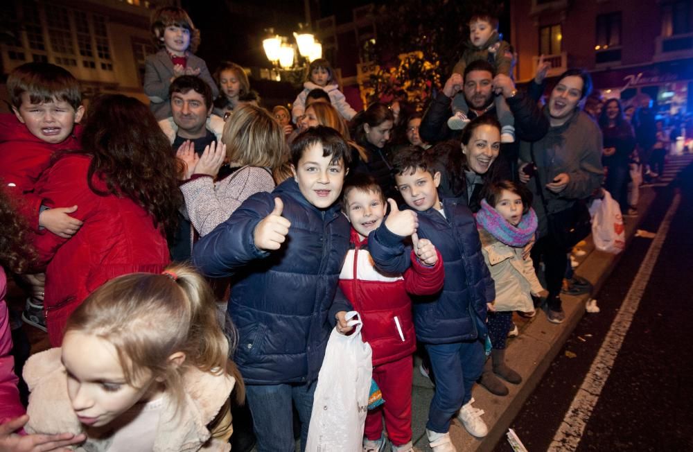 Melchor, Gaspar y Baltasar han recorrido los barrios de la ciudad con sus 13 carrozas y un total de 464 figurantes.