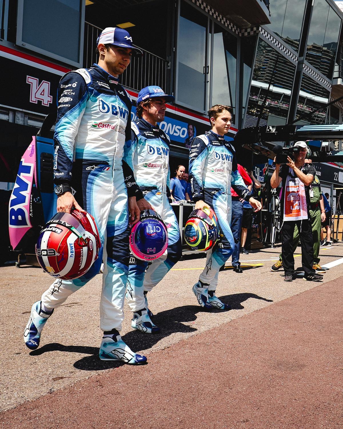 Esteban Ocon, Fernando Alonso y el piloto 'reserva' Oscar Piastri.