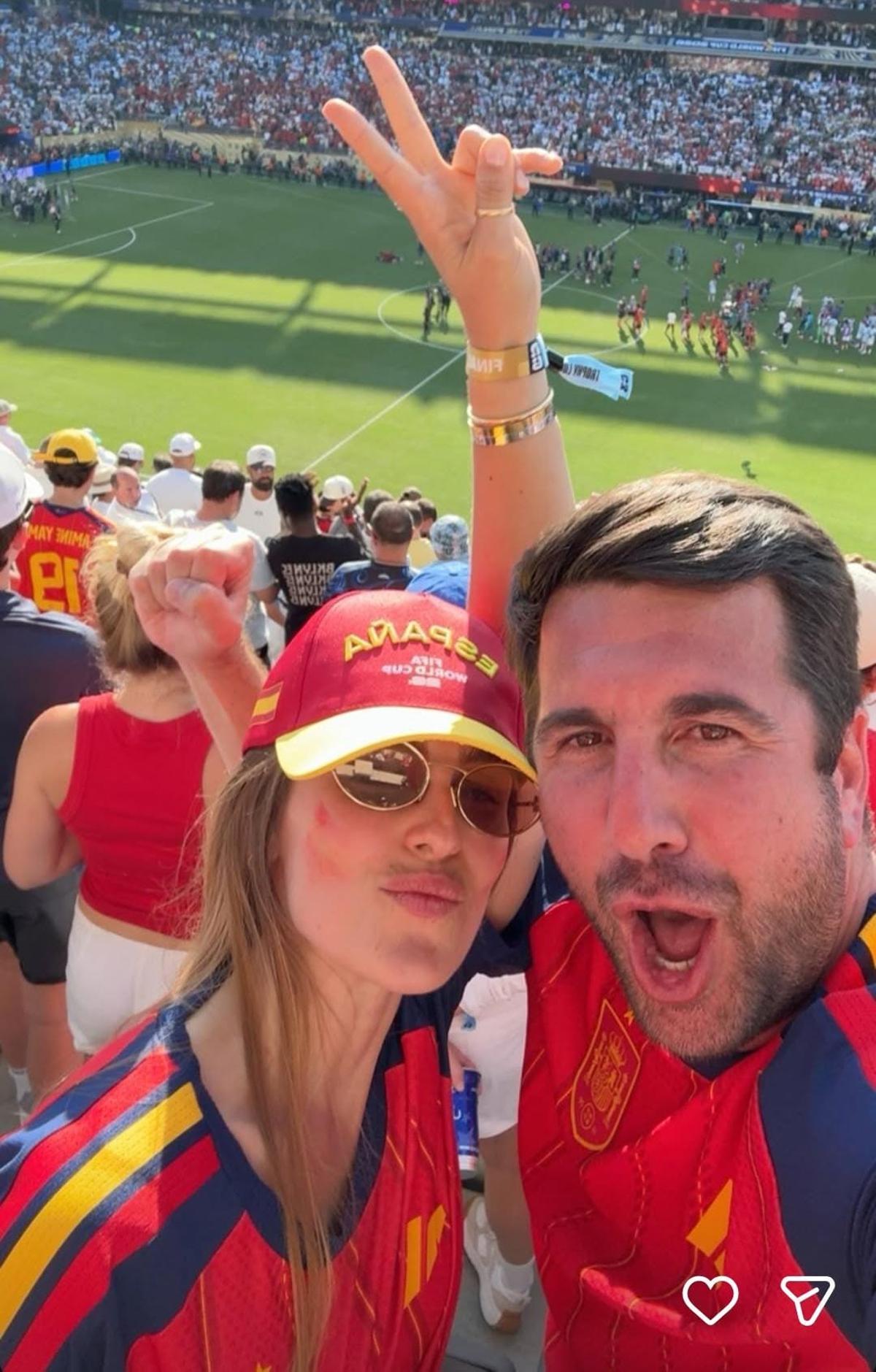 Enrique Riquelme celebra la victoria de España