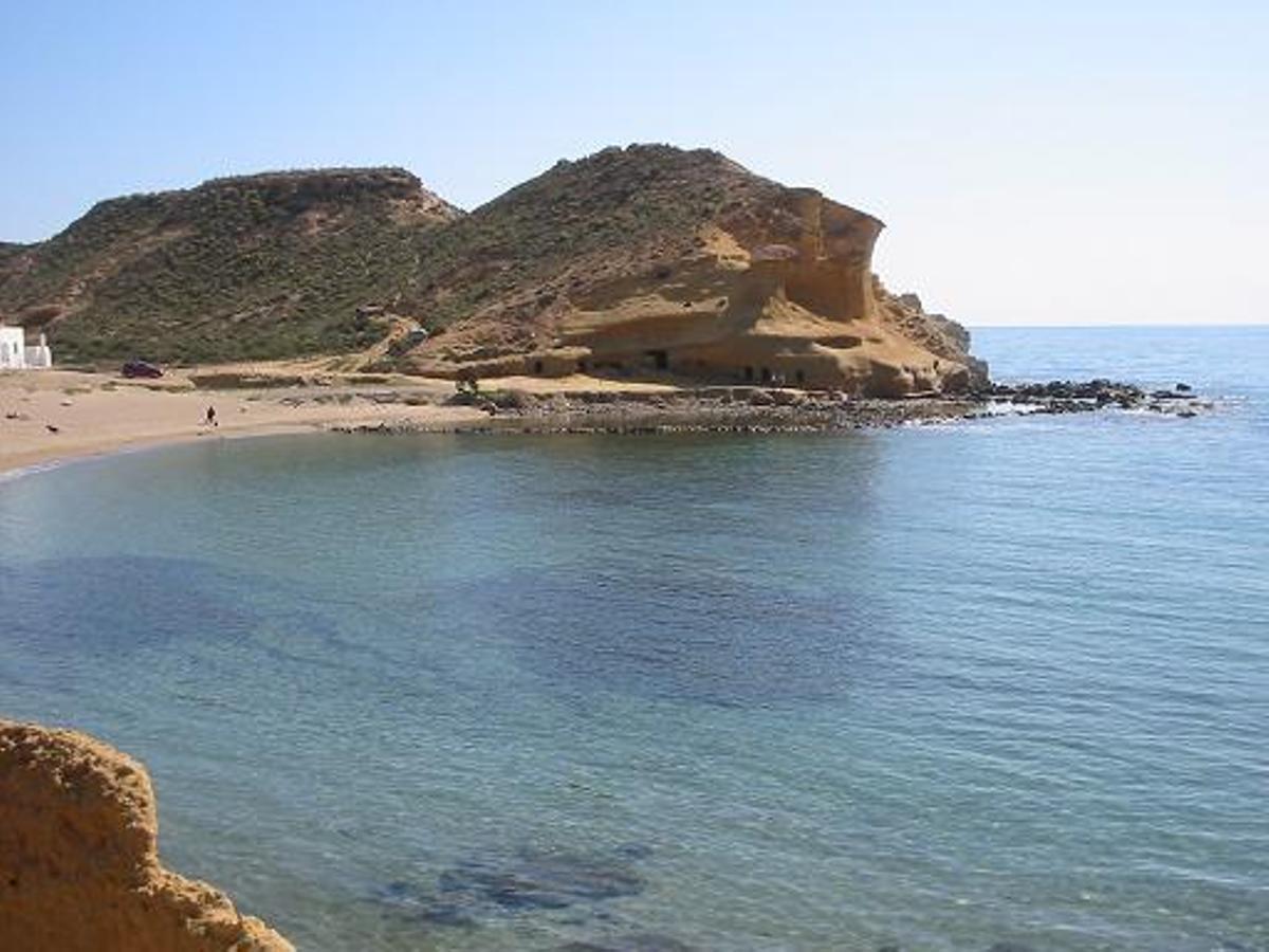 La Cala de Los Cocedores se encuentra en Pulpí, a escasos metros del municipio murciano de Águilas, situado al otro lado de la playa.