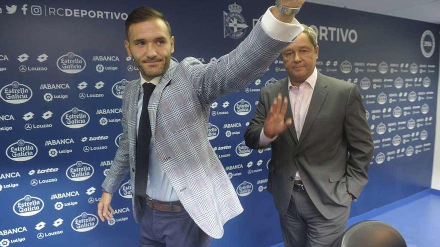 Lucas Pérez, junto a Tino Fernández en su despedida del Deportivo el año pasado