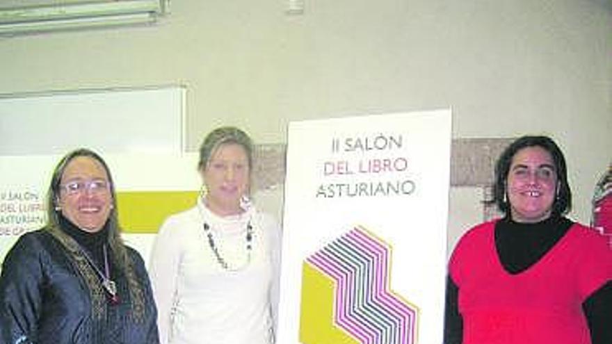 De izquierda a derecha, Marta Magadán, Victoria Fernández y la librera Sandra González, ayer, durante la presentación del II Salón del Libro Asturiano.