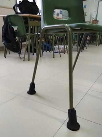 Detalle de las piezas de
impresión 3D que permiten
ajustar la altura de las sillas
en el aula.