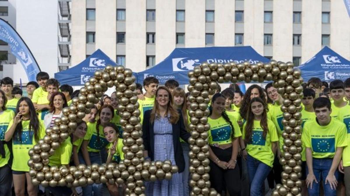 Sara Alguacil posa con jóvenes participantes en las actividades con motivo del Día de Europa.