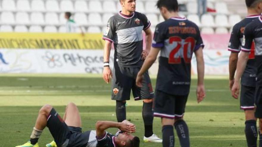 Álvaro, Espinosa y Sergio Léon durante una acción del encuentro disputado en la tarde de ayer en el estadio Nuevo Arcángel de Córdoba.