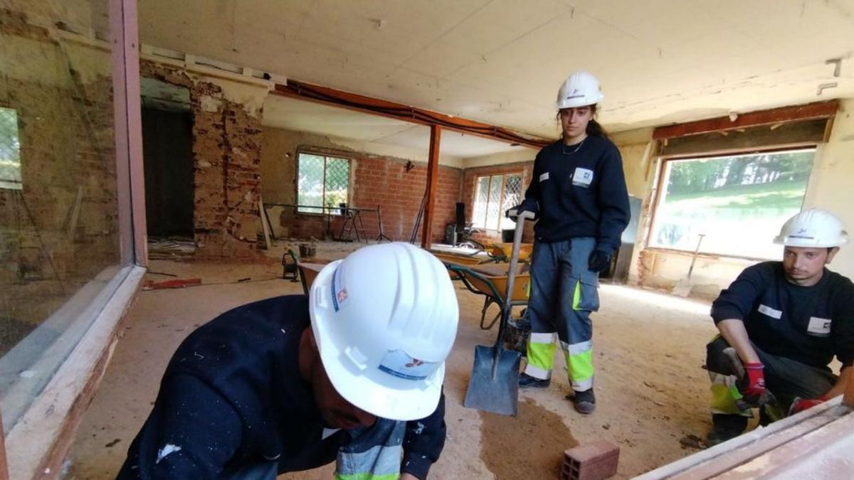 Hamed Ousti, Ainoa Álvarez y Jaime Alonso trabajan en una de las estancias.