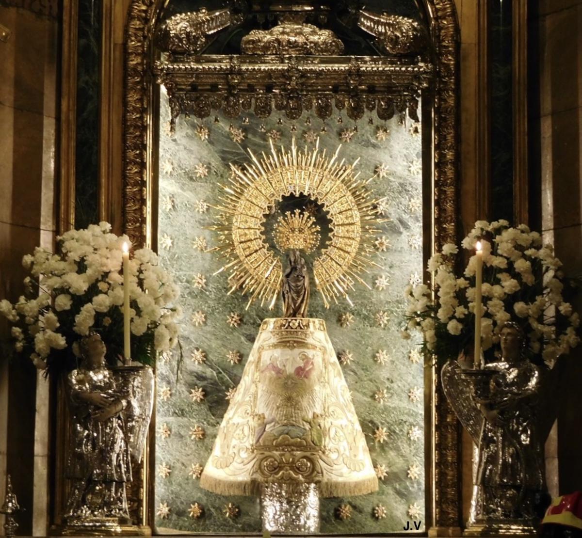 El primer manto, el del lunes, dedicado a la Santísima Trinidad