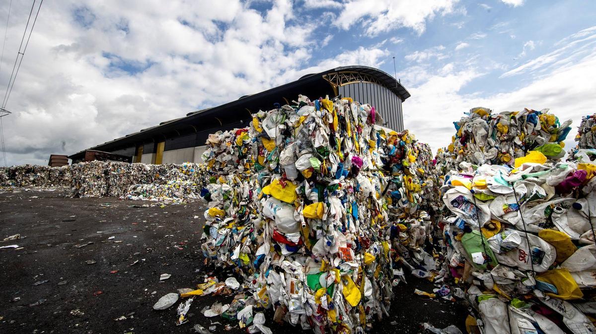 Basura ya clasificada, en las instalaciones de Cogersa.