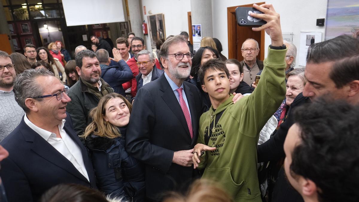 Rajoy posando en un selfi con dos jóvenes en la Casa de Cultura de Villena.