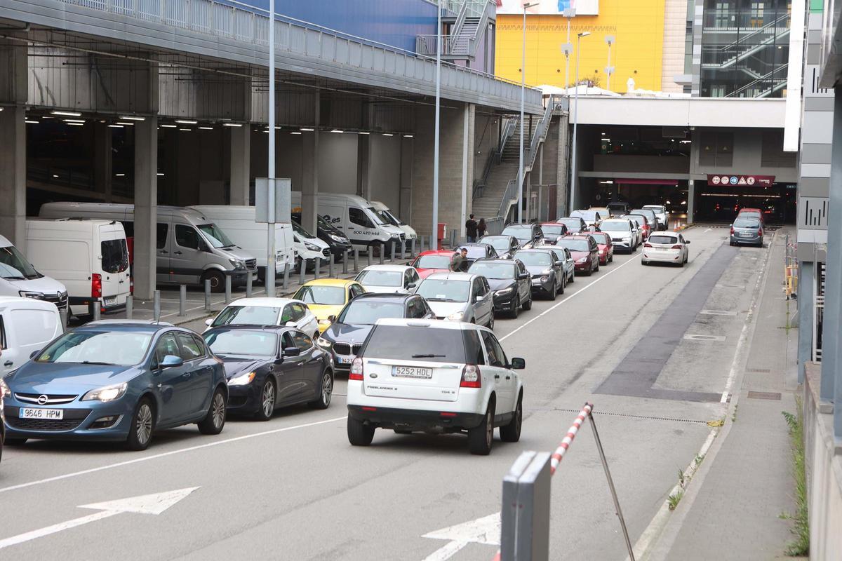 Colas en Marineda City en el primer día tras la apertura de nuevas tiendas