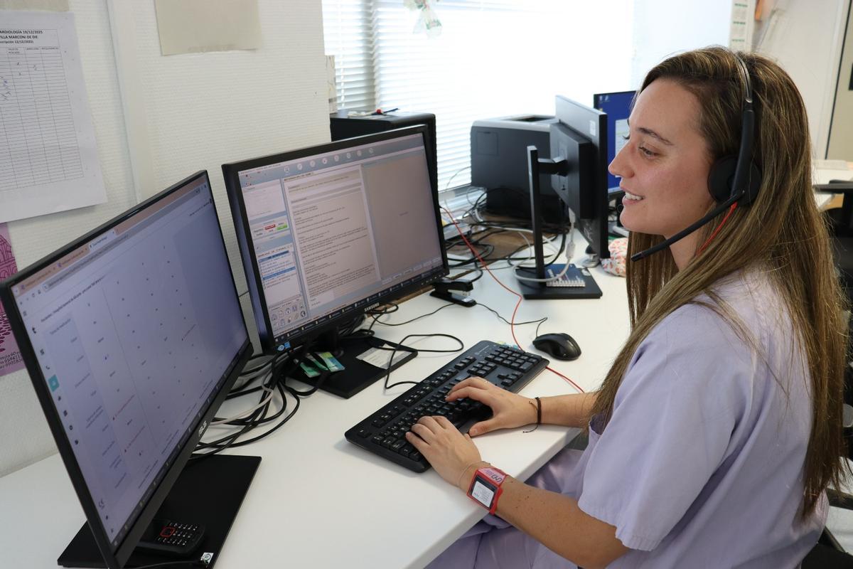 La doctora Marta Herrero realiza el seguimiento de pacientes a través del asistente virtual