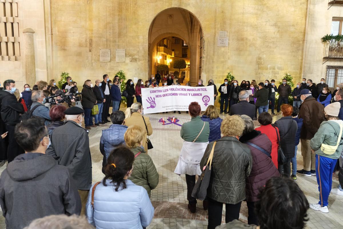 Concentración de repulsa por el crimen de la joven, de 25 años, el día de Nochebuena