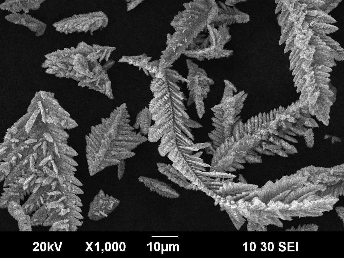 Partículas de polvo de zinc producidas por electroextracción de una solución alcalina.