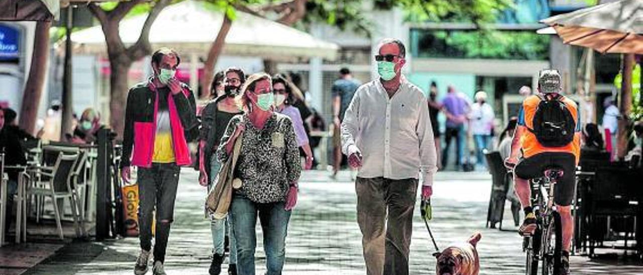 Varias personas de paseo.  | | MARÍA PISACA