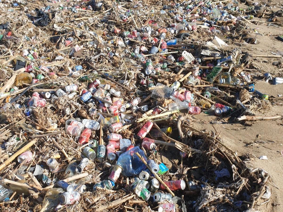 Latas, bolsas y otros residuos en la desembocadura del río Besòs, en Sant Adrià, este jueves.