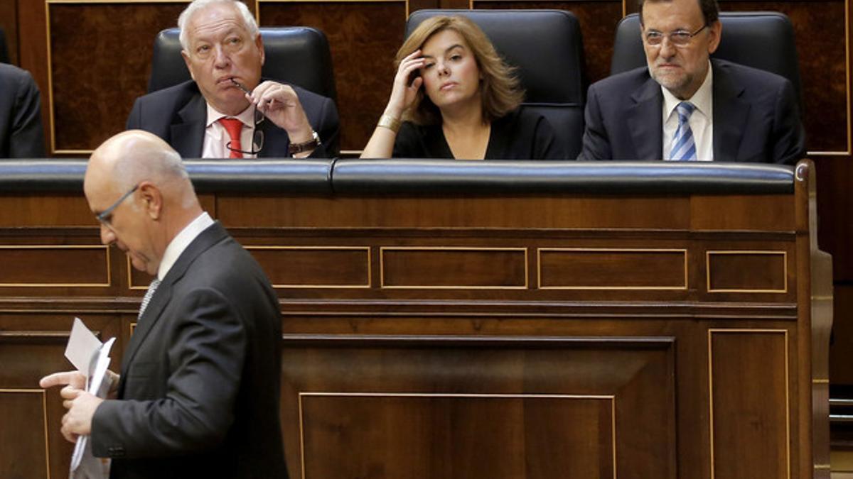 Duran pasa ante Rajoy, Sáenz de Santamaría y Margallo, en el pleno del Congreso sobre la ley de abdicación, el miércoles.