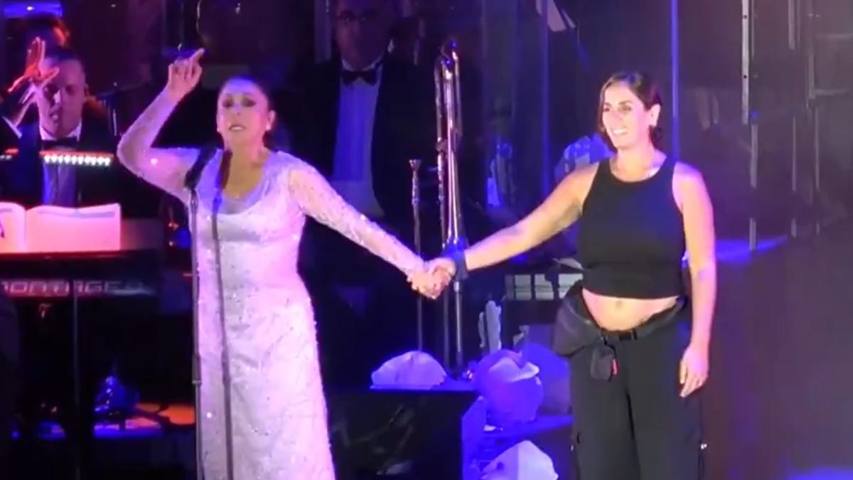 Isabel Pantoja y Anabel Pantoja en un concierto