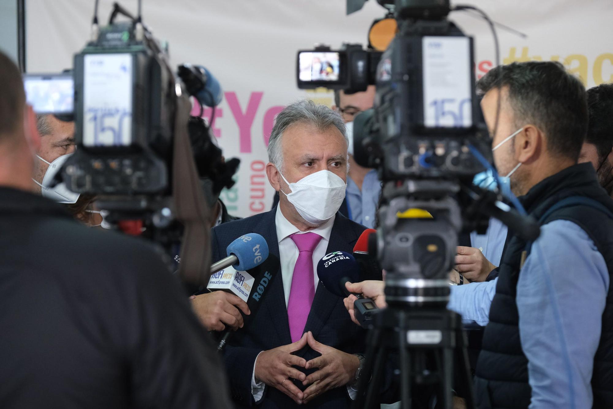 Ángel Víctor Torres y Blas Trujillo visitan el punto de vacunación de Infecar