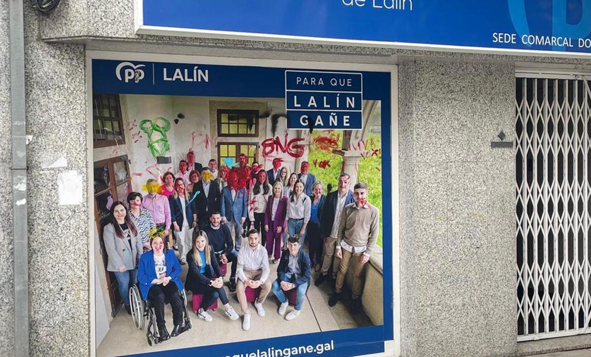 Pintadas en la foto de la fachada de la sede de los populares lalinenses.