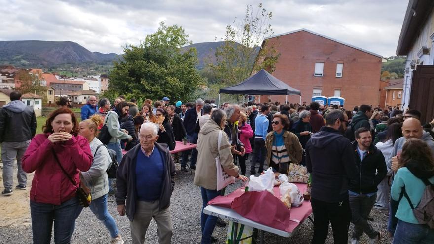 La Benéfica le da a la castaña: multitudinario amagüestu en Piloña