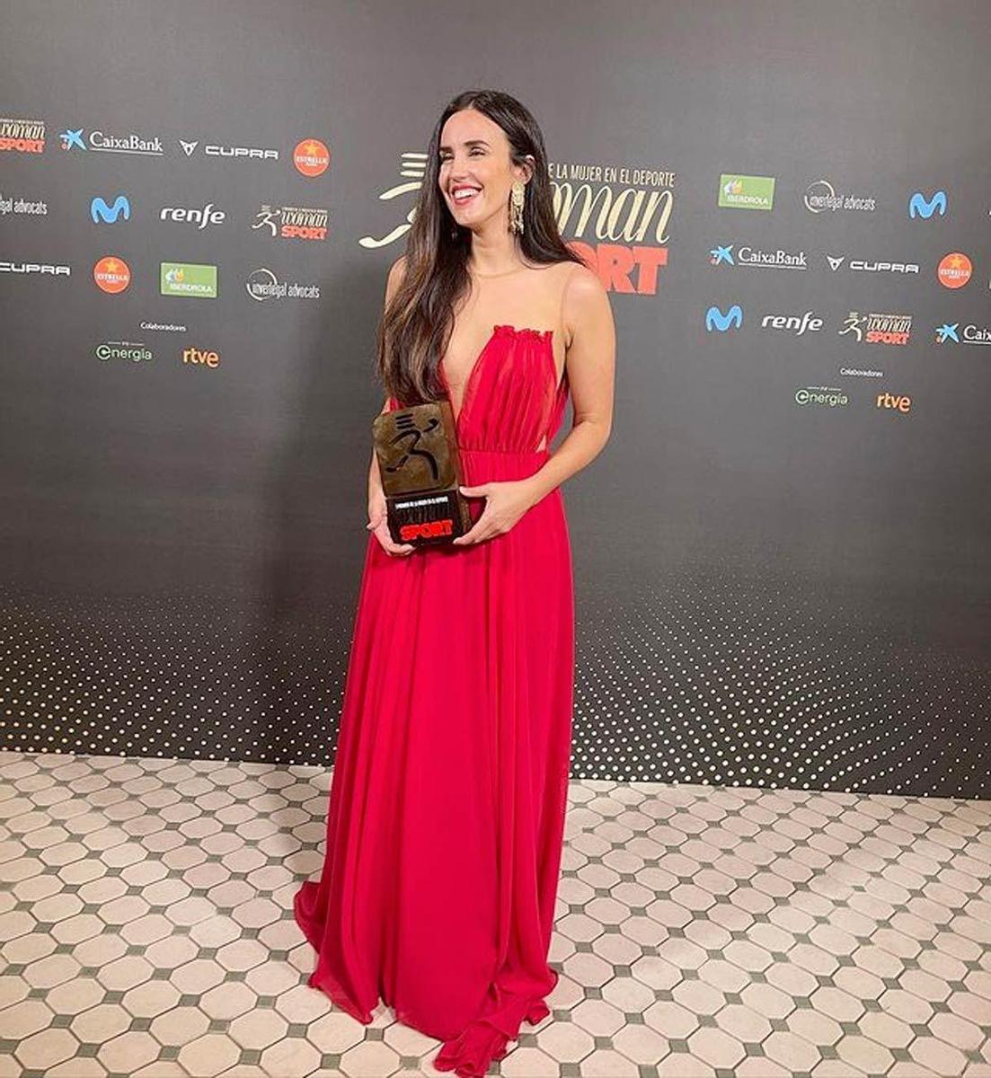 La 'influencer' Patry Jordán muestra su premio en la alfombra roja