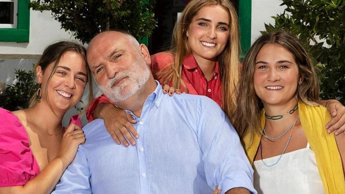 El chef José Andrés con sus hijas.