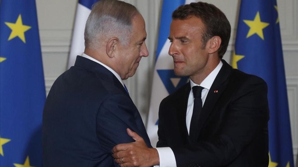 Netanyahu y Macron se saludan antes de atender a la prensa tras su encuentro en París.