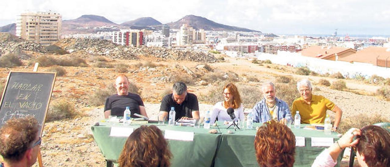 Juan Palop, Carlos Suárez, Cristina Maya, Eugenio Reyes y Sergio Cabrera, en el descampado de La Minilla, durante el simposio