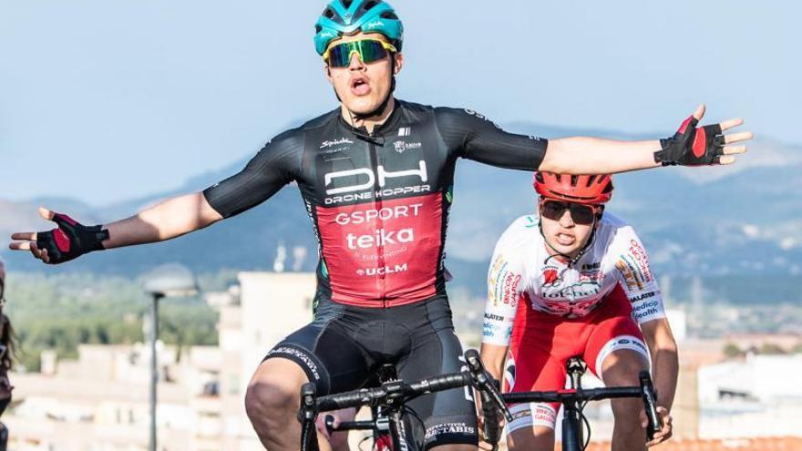 Pau Martí gana la primera etapa del Trofeo Víctor Cabedo de ciclismo