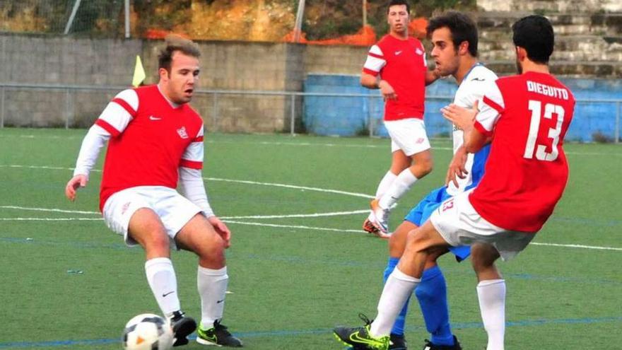 Cheri, con el balón en la imagen, fue autor de dos de los tantos de su equipo en Caldas. // I. Abella