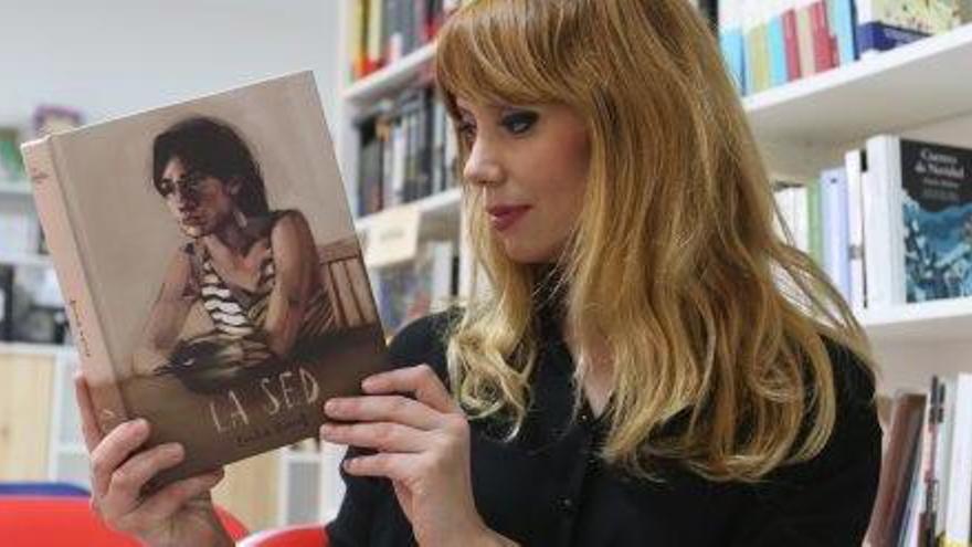 Paula Bonet, con un ejemplar de su último libro, &#039;La sed&#039;.