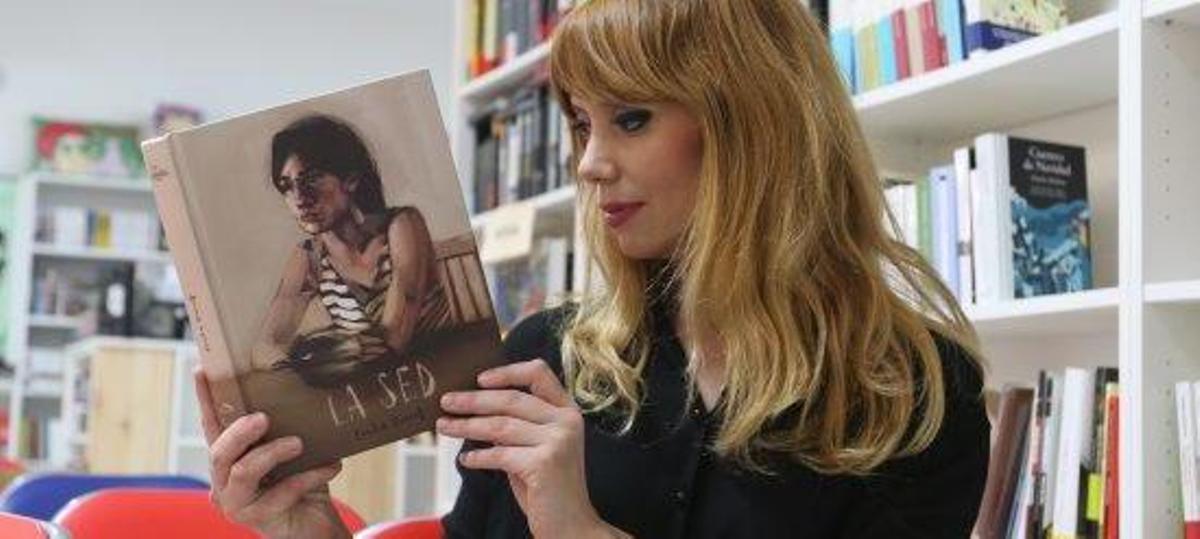 Paula Bonet, con un ejemplar de su último libro, 'La sed'.