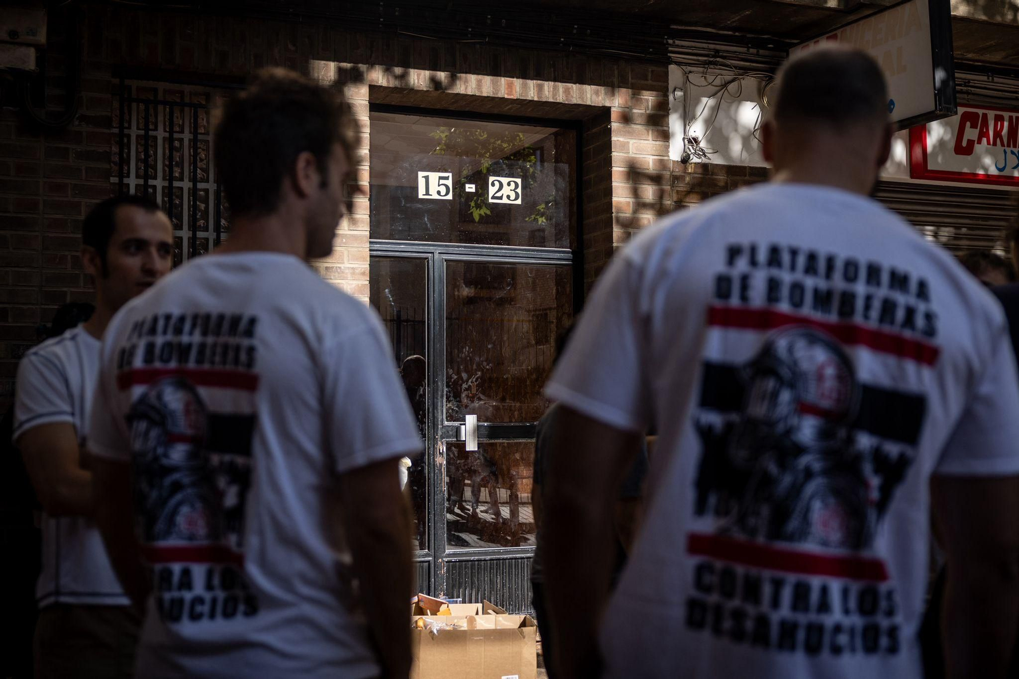 En imágenes |  Zaragoza se moviliza contra el desahucio de Samanta: "Es injusto lo que está pasando"
