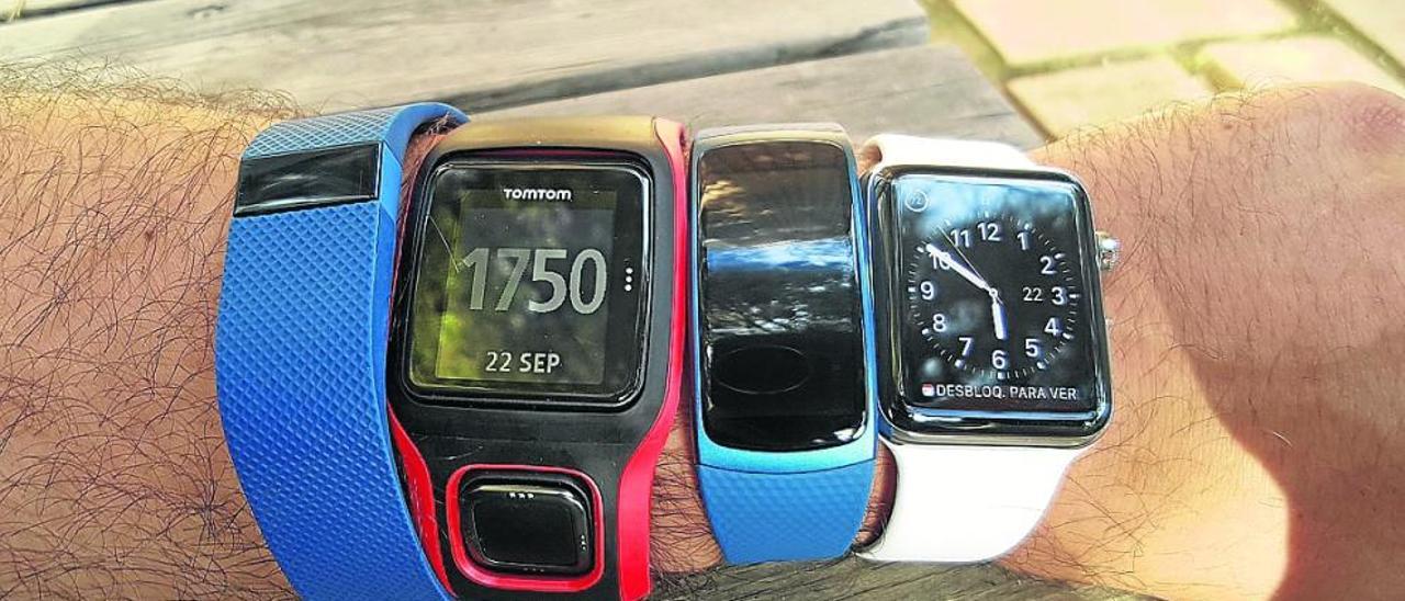 De izquierda a derecha el Fitbit Charge HR, el TomTom Multi Sport Cardio, el Samsung Gear fit 2 y el Apple Watch Series 2. Cuatro relojes inteligentes, con similitudes -todos miden el ritmo cardiaco- y con claras diferencias. Y ninguno usa Android Wear, ya que cada marca utiliza su propio sistema operativo.