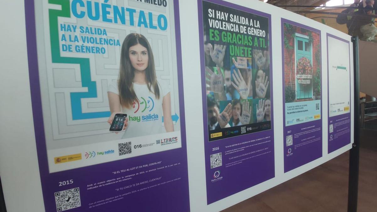 Los 34 carteles  está expuestos en la terminal interislas de Son Sant Joan. | DELEGACIÓN DE GOBIERNO