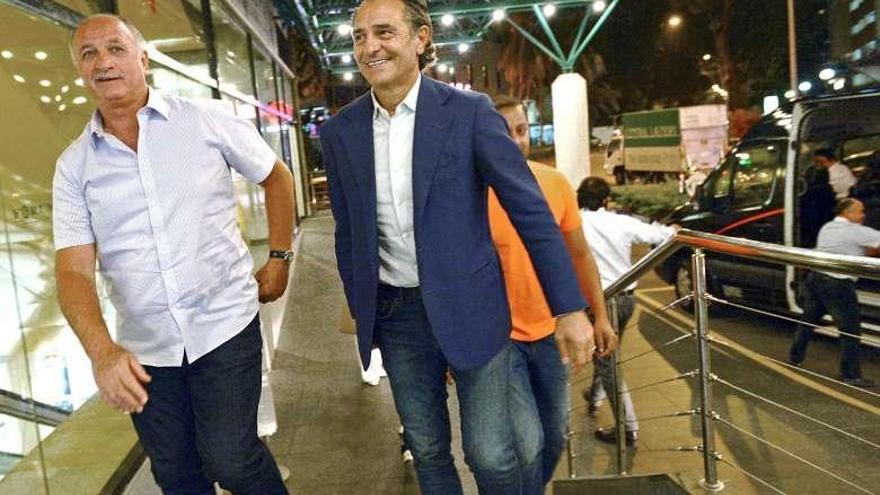 Cesare Prandelli cena con Peter Lim en Singapur