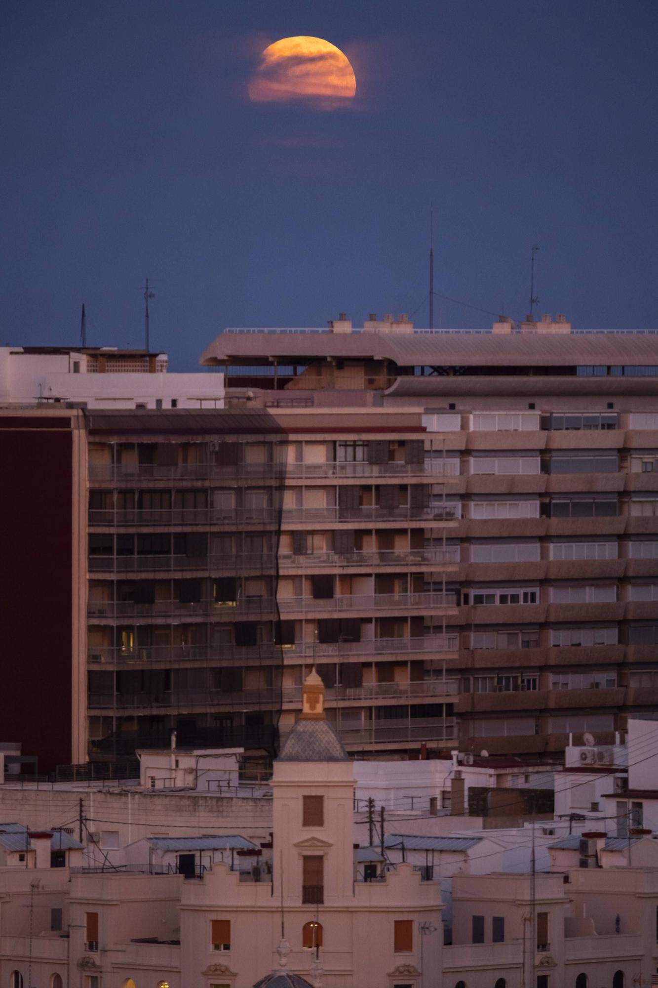 La Superluna azul vista desde el cielo de Valencia