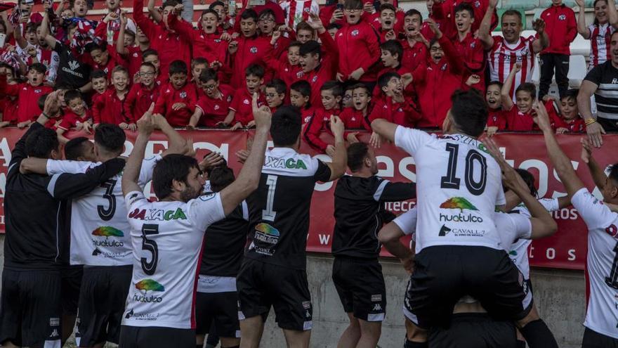 Celebración de los jugadores del Zamora CF con la grada.