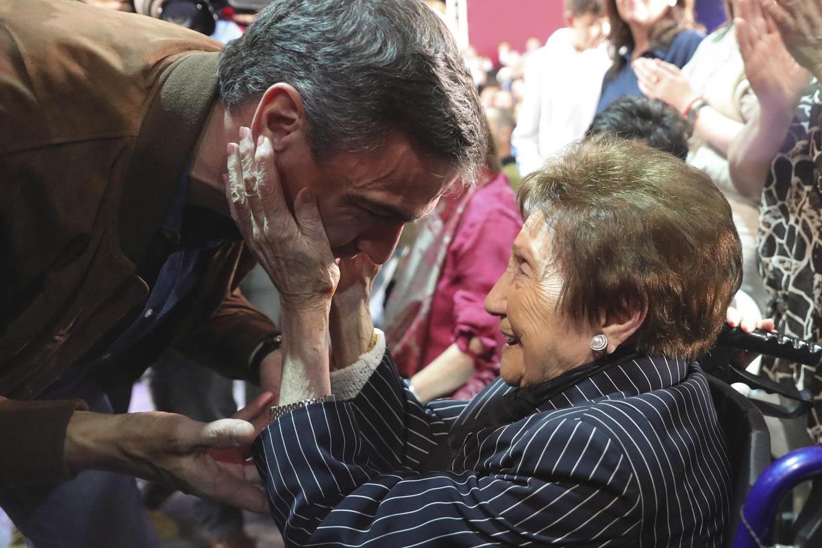 El presidente del Gobierno Pedro Sánchez saluda a Ángeles Flórez, Maricuela.